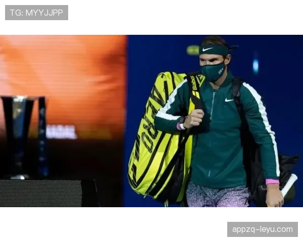 纳达尔训练间隙居然拿冰激凌“开车”，这冠军也太接地气了！